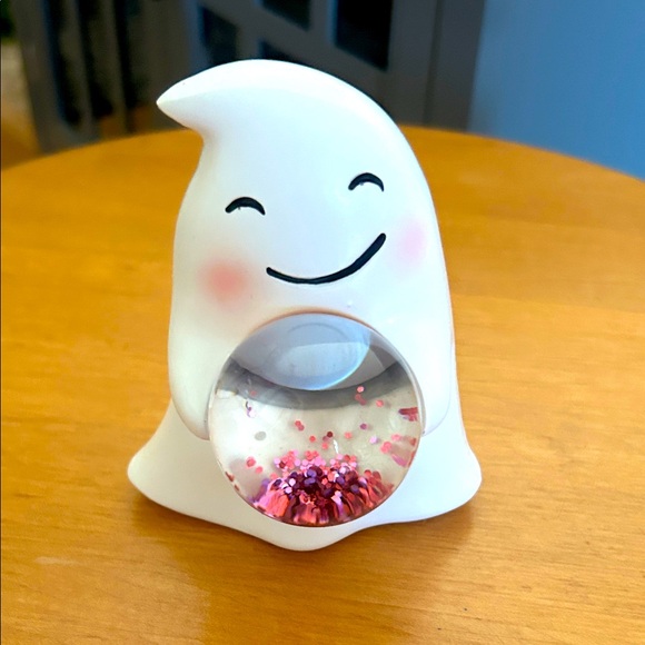 Blushing Ghost Figurine Holding A Pink Glitter  Waterglobe - Picture 1 of 3